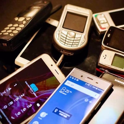 mobiltelefoner smartphones og fastnettelefoner i en bunke