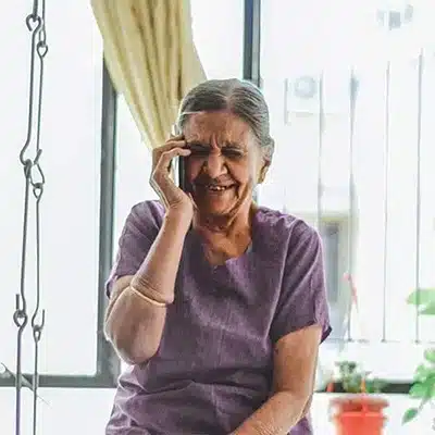 ældre dame taler i mobiltelefon